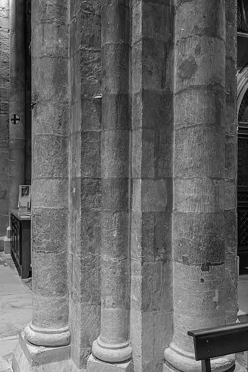 Masivni kameni stupovi u opatiji Saint-Victor, Marseille — CC0 (Marc-Julien-Photography, Wikimedia Commons)